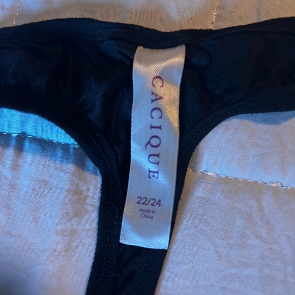 Pretty black underwear with lace accented  thongs - Picture 2 of 4